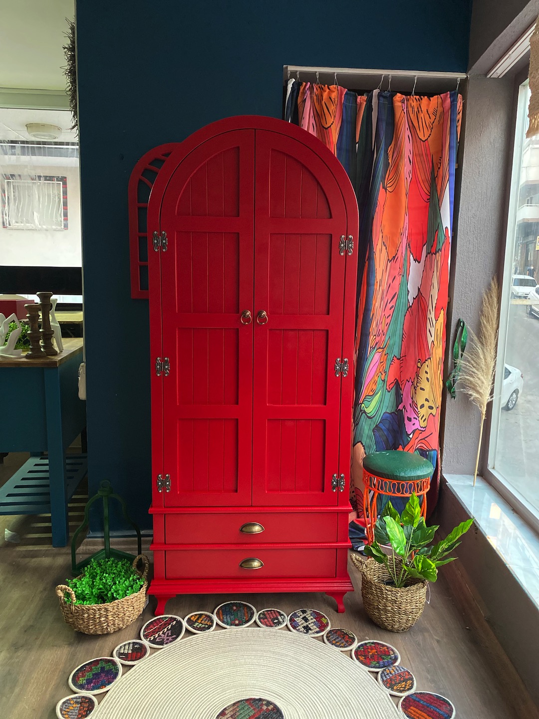 vintage-urunler-yasam-kirmizi-cizgili-dolap-turuncu-atolye-03