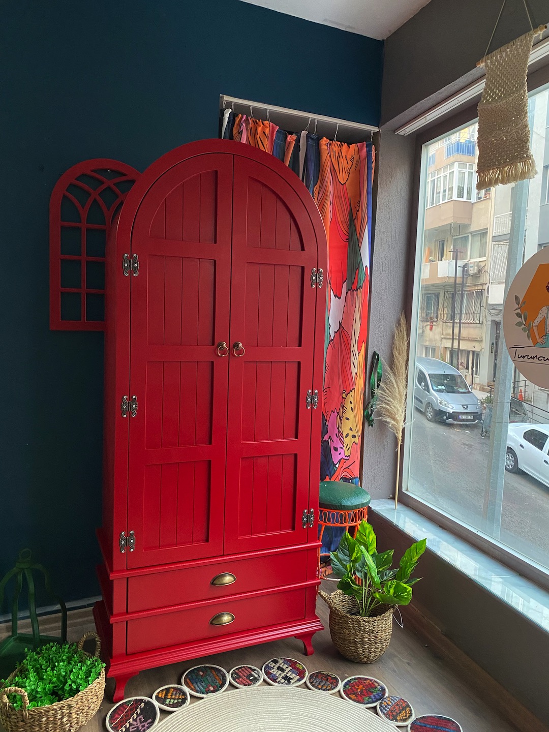 vintage-urunler-yasam-kirmizi-cizgili-dolap-turuncu-atolye-04